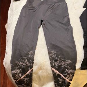 Size small Fabletics yoga pants size small.